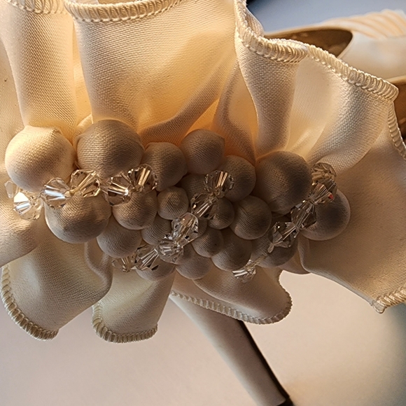 New Nina Ivory Platform Ruffle and Beaded Embellished Pump Size 9M - Picture 10 of 10